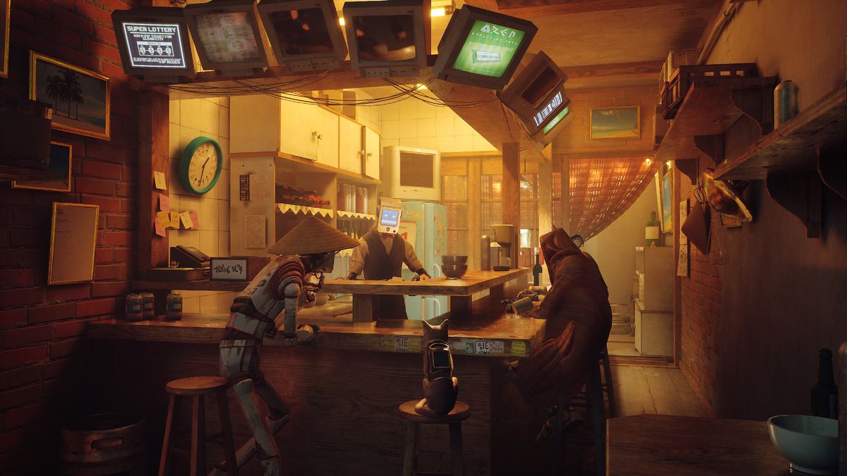 在《Stray》的一张截图中，一只猫和三个人形机器人一起在酒吧等候。