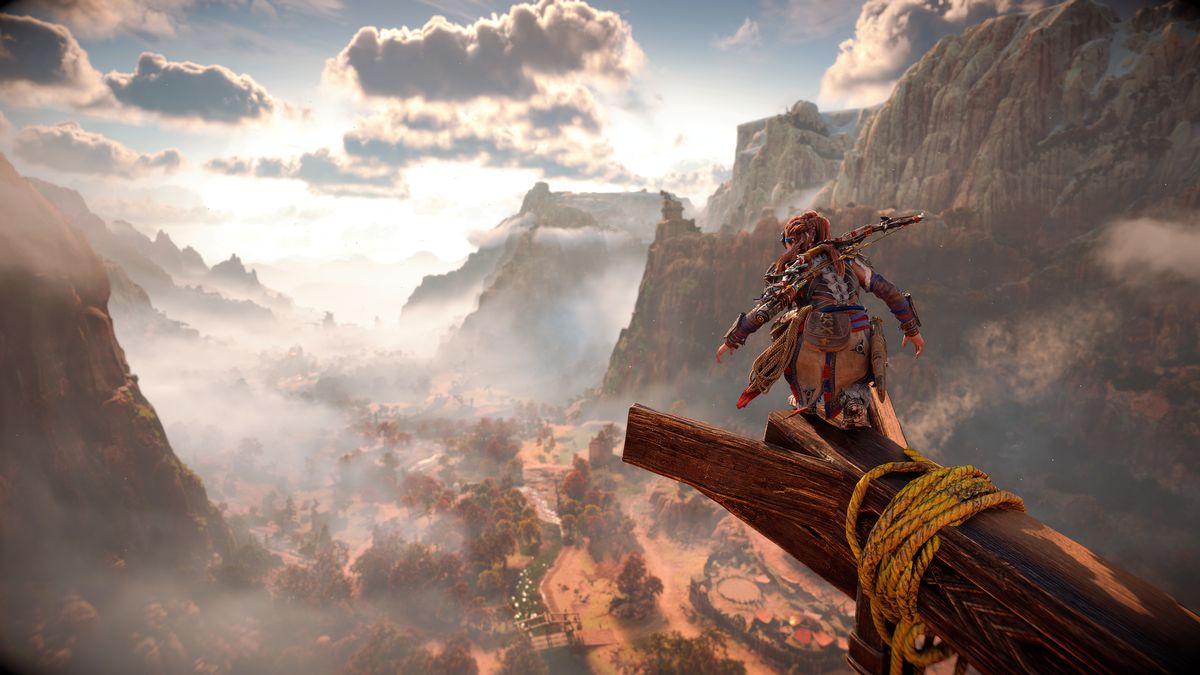 在 PS5 游戏《地平线：西之禁域》中，埃洛伊栖息在雾气弥漫的河谷上方的木梁上