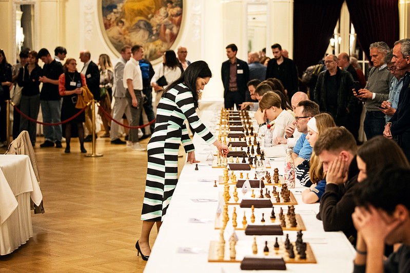 Alexandra Kosteniuk dando una exhibición de partidas simultáneas | Foto: Stev Bonhage