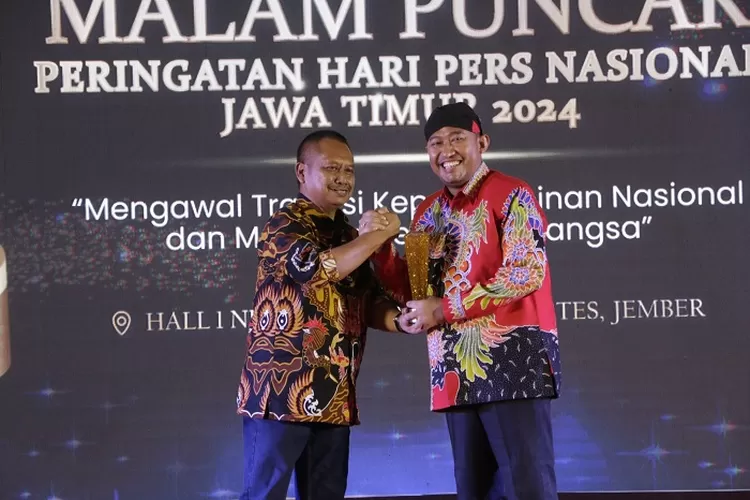 Regent Fauzi 成功培养国际象棋运动员，荣获 PWI 东爪哇 2024 年体育成就奖