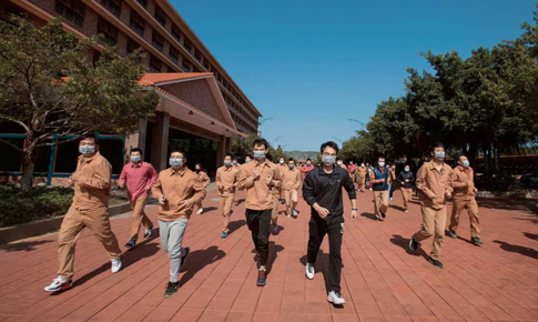 組織“跑在陽光下，跑進健康里”體育活動